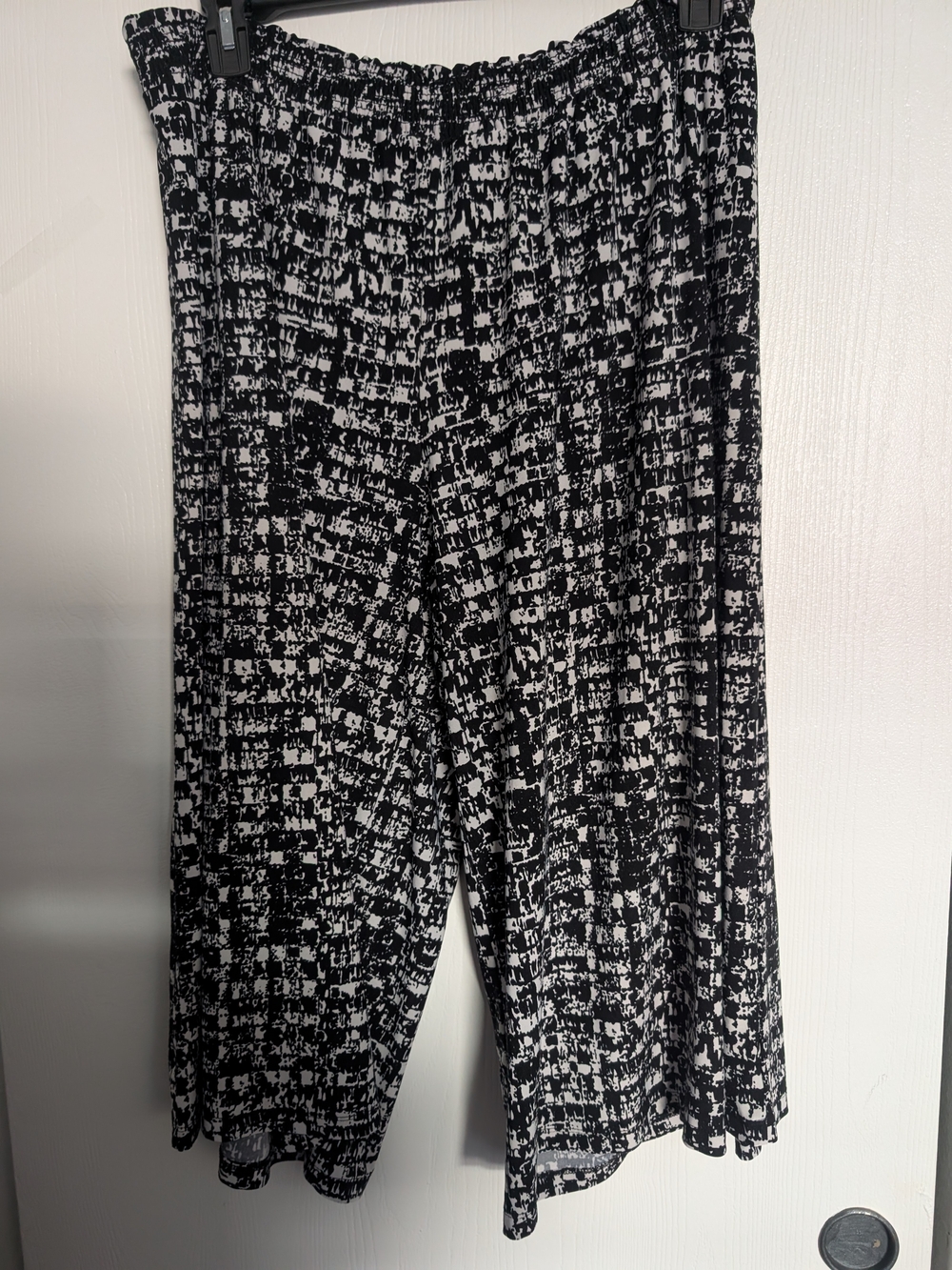 Women's Black & White Patterned Elastic-Waist Capris